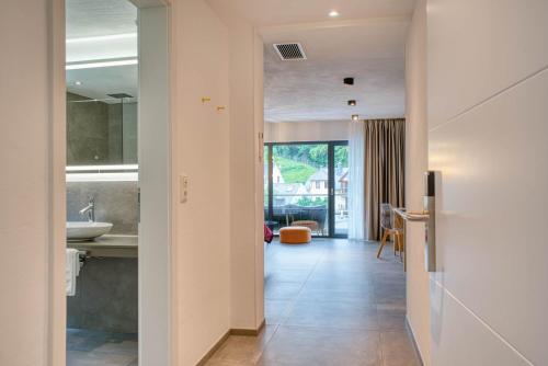 バイルシュタインにあるHotel Lipmann "Am Klosterberg"の洗面台付きの家の廊下