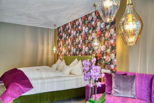 a bedroom with a bed with a floral wall at Hotel Lipmann "Am Klosterberg" in Beilstein