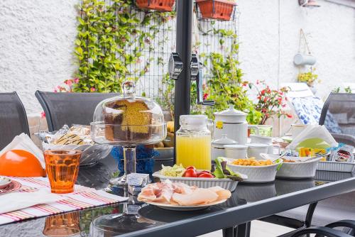 ナポリにあるLa Terrazza ai Miracoliの食べ物と飲み物の盛り合わせが付いたテーブル