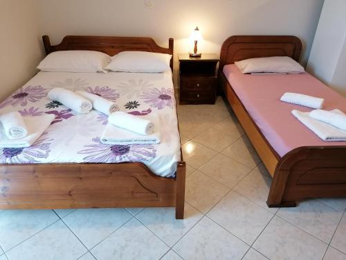 ein Schlafzimmer mit 2 Betten und Handtüchern darauf in der Unterkunft NEW PANORAMA STUDIOS in Paralio Astros