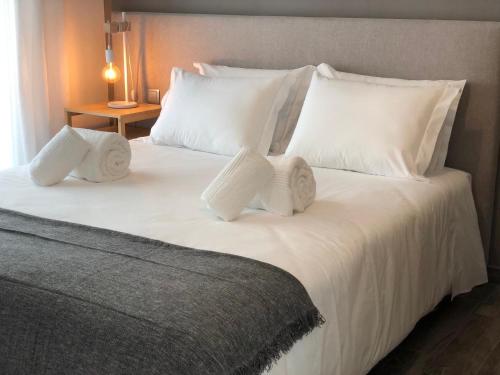 Łóżko lub łóżka w pokoju w obiekcie Albufeira Emblematica Apartment - Wifi & Pool