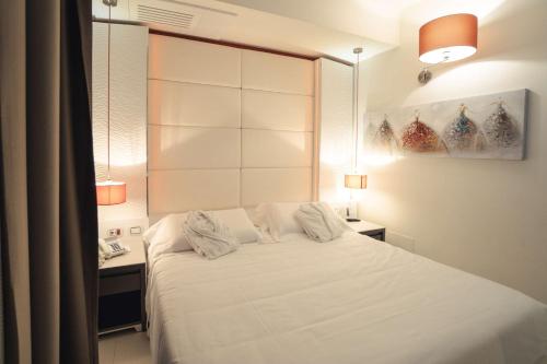 a bedroom with a white bed and a desk at Best Western Plus Hotel Perla Del Porto in Catanzaro Lido