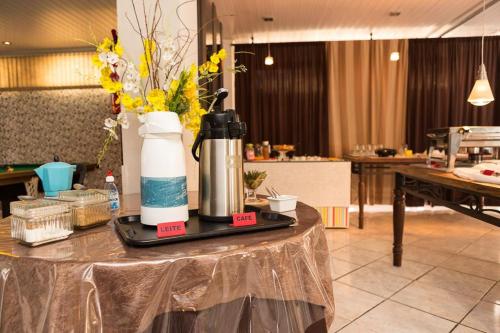 einen Tisch mit einer Kaffeemaschine darüber in der Unterkunft Natalina Pousada & Restaurante in Nova Trento