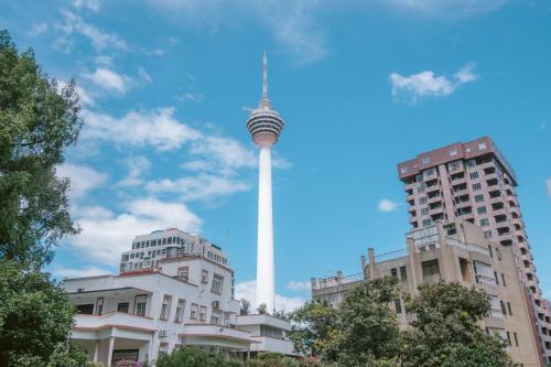 Indie Hotel Kuala Lumpur في كوالالمبور: إطلالة على برج التلفزيون في برلين مع مباني