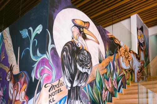 un mural en el lateral de una pared con escaleras en Indie Hotel Kuala Lumpur en Kuala Lumpur