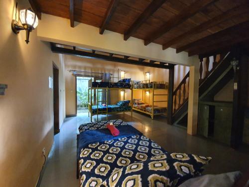 ein Schlafzimmer mit einem Bett in einem Zimmer mit einer Treppe in der Unterkunft Botchan Hostel in Kuta Lombok