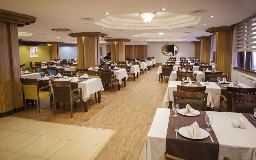 Un restaurant sau alt loc unde se poate mânca la Bilek Istanbul Hotel