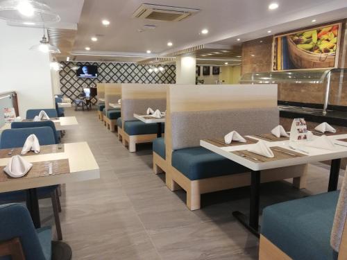 a dining room with tables and chairs in a restaurant at Holiday Inn Hotel & Suites Centro Historico by IHG in Guadalajara