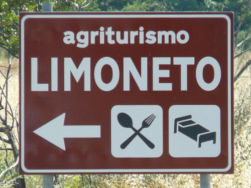 Un certificado, premio, letrero u otro documento en Agriturismo Limoneto