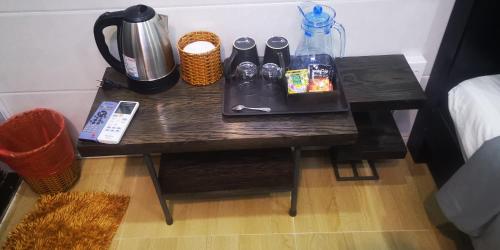 Una mesa en una habitación con una cafetera. en Cola's Homestay, en Ho Chi Minh