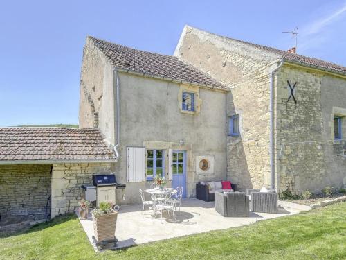 Casa de piedra con patio y mesa en Burgundian Farmhouse in Talon with Fireplace, en Talon