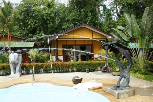 Κήπος έξω από το Jungle Village Bungalow