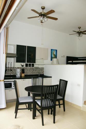 Η κουζίνα ή μικρή κουζίνα στο Jungle Village Bungalow