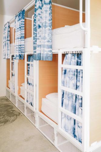 Μία ή περισσότερες κουκέτες σε δωμάτιο στο Small Town Hostel