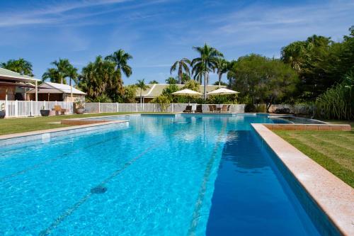 בריכת השחייה שנמצאת ב-The Kimberley Grande Resort או באזור
