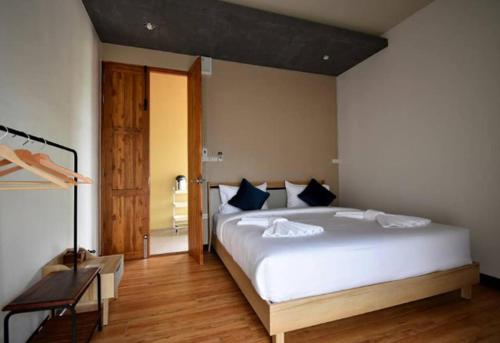 Postel nebo postele na pokoji v ubytování บ้านน่านอน