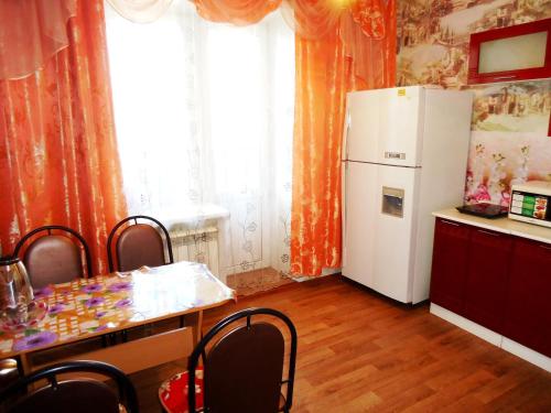 Virtuve vai virtuves zona naktsmītnē Apartment 2Pillows Bogomyagkova 1 fl