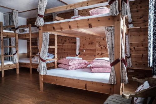 Tempat tidur susun dalam kamar di Gasthof Fallmühle