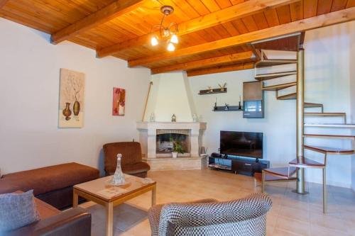 Una sala de estar con un sofá y una chimenea. en Kaktos 1, en Kissamos