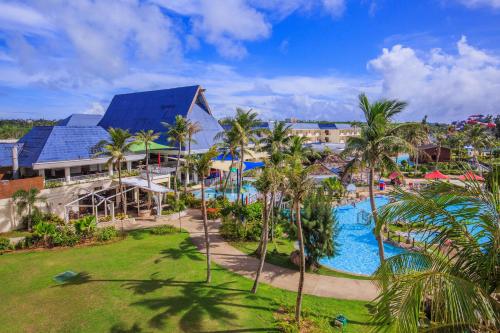 einen Luftblick auf ein Resort mit einem Pool in der Unterkunft Pacific Islands Club Saipan in Chalan Kanoa