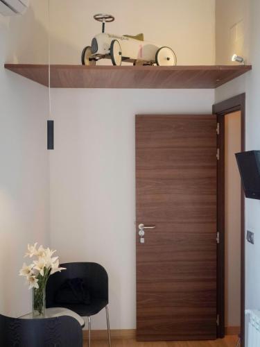 a room with a wooden door with a bike on a shelf at Pension Ciudadela in Barcelona