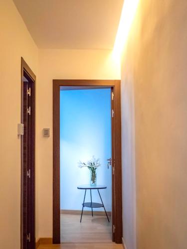 a room with a table with a vase of flowers at Pension Ciudadela in Barcelona