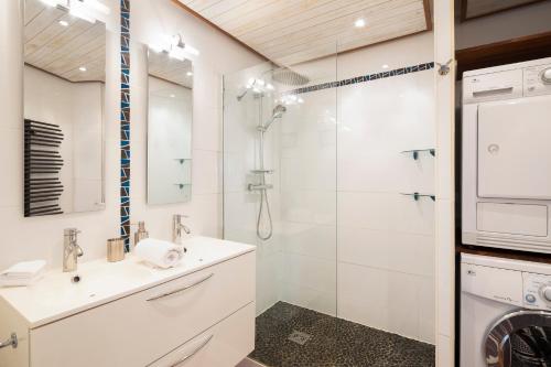 La salle de bains est pourvue d'une douche, d'un lavabo et d'un lave-linge. dans l'établissement Le Singulier - 2 chambres et parking, à Nantes