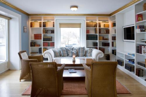 a living room with a couch and a table and chairs at Gilleleje Badehotel in Gilleleje