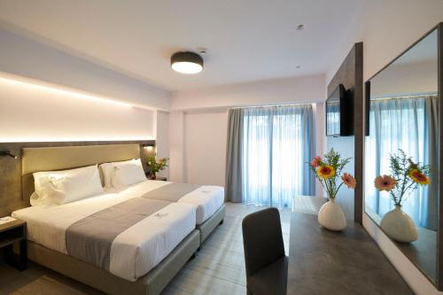 Postel nebo postele na pokoji v ubytování Meni Hotel & Apartments