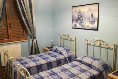 twee bedden naast elkaar in een slaapkamer bij CasaAltieri in Santa Domenica Talao