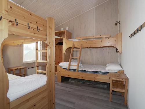 a room with two bunk beds in a cabin at Stuga i Järvsöbacken in Järvsö