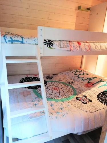 une chambre avec deux lits superposés et une échelle dans l'établissement gite du devez des bruyéres, à Prades