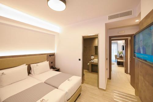 Tempat tidur dalam kamar di Meni Hotel & Apartments