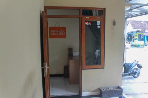 Фотография из галереи KoolKost Syariah near Universitas Ahmad Dahlan Kampus 1 в Джокьякарте