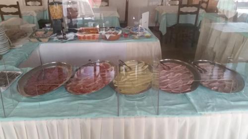 een tafel met vier borden eten erop bij Hotel Dall'Ara in Villa Marina