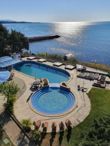 ラブダにあるPeter Hotelの海辺のスイミングプールのオーバーヘッドビュー