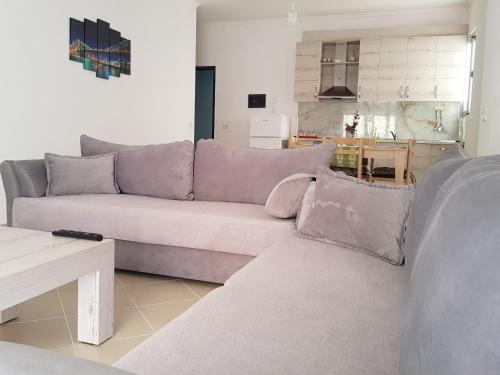 Like home في أوريكوم: غرفة معيشة مع أريكة وطاولة
