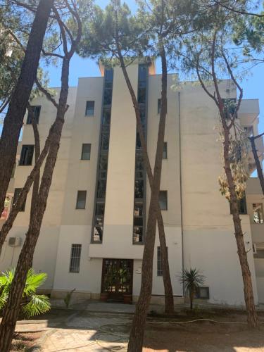 Το κτήριο όπου στεγάζεται  το ξενοδοχείο διαμερισμάτων