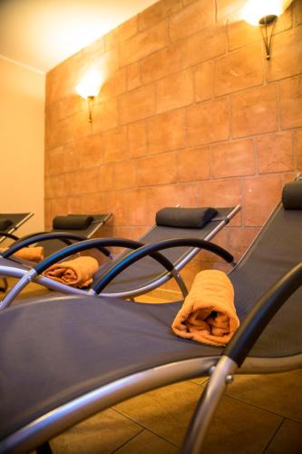 a row of chairs in a gym with towels at Bio-Bauernhof Obertrattenbachhof in Neukirchen am Großvenediger
