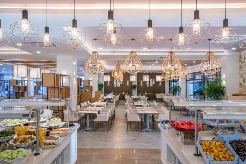 widok na jadalnię restauracji ze stołami wypełnionymi jedzeniem w obiekcie Numa Bay Exclusive Hotel - Ultra All Inclusive w Avsallarze