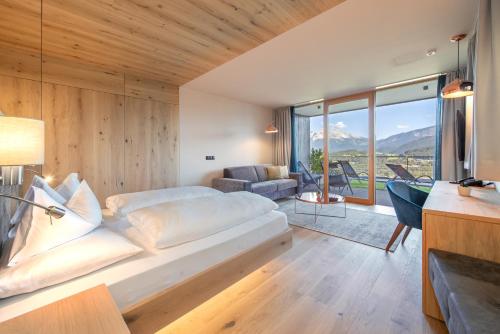 Postel nebo postele na pokoji v ubytování Panoramahotel Obkircher