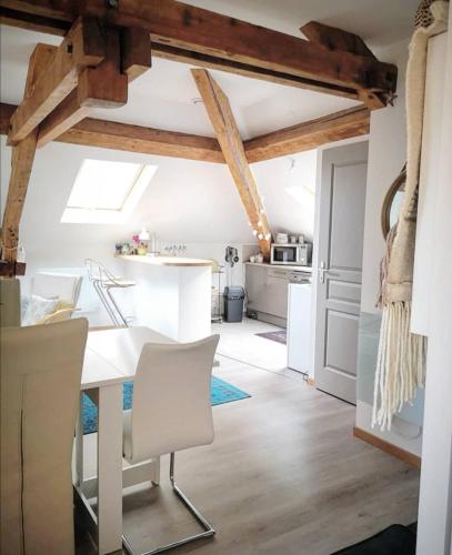 une cuisine et un salon avec une table et des chaises dans l'établissement SO HOME EPINAL - QUAI COSY, à Épinal
