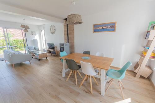 a living room with a wooden table and chairs at Villa Bellevue in Ambleteuse