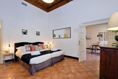 1 dormitorio con 1 cama grande y 1 mesa en Bollo en Roma
