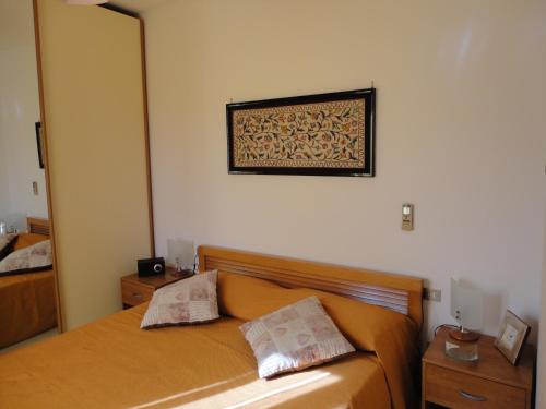 sypialnia z łóżkiem i zdjęciem na ścianie w obiekcie Fede & Francy w mieście Quartu SantʼElena