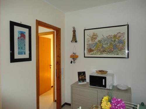 una camera con forno a microonde e una foto appesa al muro di Fede & Francy a Quartu SantʼElena