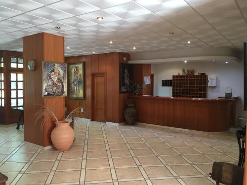 eine Lobby mit einem Wartezimmer mit einer Vase auf dem Boden in der Unterkunft Edificio Mirasierra in Oropesa del Mar