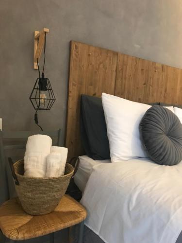 un cesto di asciugamani è accanto a un letto di Homelyfeeling a Castelnuovo del Garda