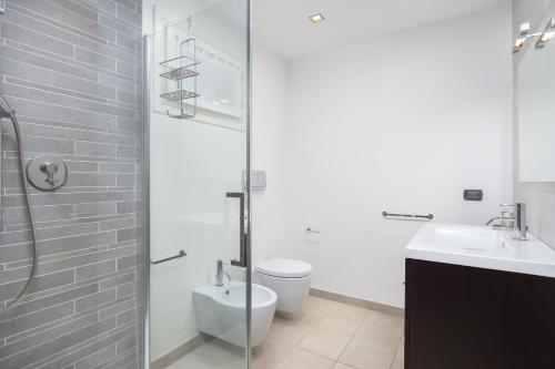 un bagno con doccia, WC e lavandino di Villa Marconi Apartment 4 a Golfo Aranci