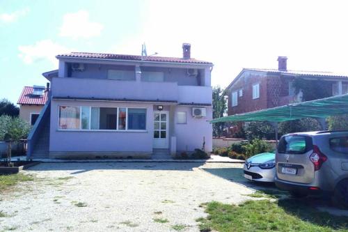 a car parked in front of a house at Apartman Lavanda in Peroj